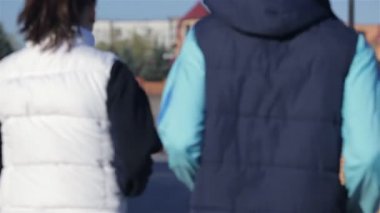 Şehir şehir manzarası arka planda çalışan sağlıklı koşucular