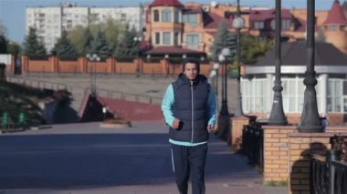 Erkek koşucu açık havada fiziksel egzersizler yapan