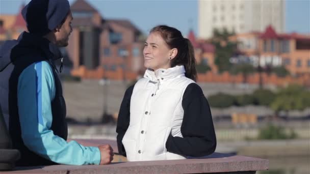 Dos corredores hombre y mujer hablando antes de correr — Vídeos de Stock