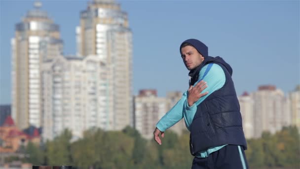 Vue arrière des hommes en forme étire les muscles avant le jogging du matin à l'extérieur — Video