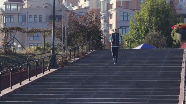 Sportovci, kteří pracují na cvičení v Cardio — Stock video