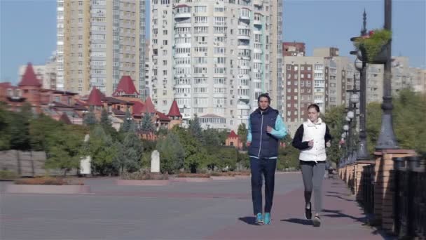 Fit ćwiczenia fitness ludzi, zdrowych biegaczy działa w panoramę miasta gród — Wideo stockowe