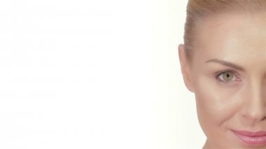 Güzel bir model ve beyaz alan yüzleri parçası