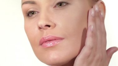 Makyaj yüzü ile güzel bayan