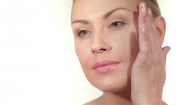 Kadın yüzü ve ellerinin bir parçası, beyaz arka plan, kopyalanma alanı