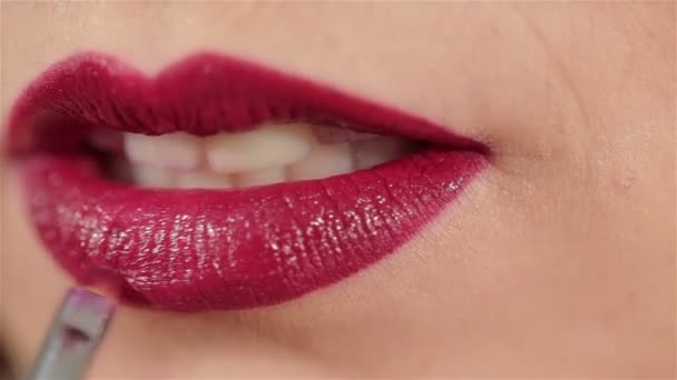 Visagistin trägt blutigen Lippenstift auf — Stockvideo