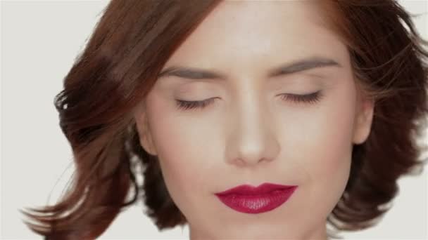 Kadının yüzü beyaz zemin üzerine saç hareket ile — Stok video