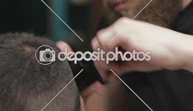 bir kuaför dükkanında sakallı acımasız adam