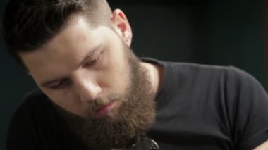 Erkek saç şekillendirme ve kanununu bir kuaför dükkanı veya saç salonda