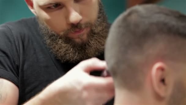Barbuto uomo brutale in un negozio di barbiere — Video Stock