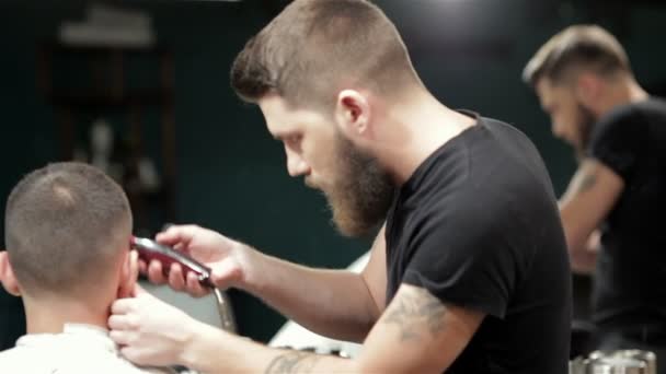 Barbier coupe barbu homme brutal, réflexion dans le miroir — Video