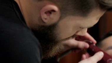 sakallı bir adam Kuaför tıraş
