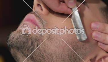 Yakışıklı adam sakalını tıraş bir kuaför dükkanı almak