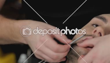 Genç adam bir eski moda tıraş kuaför dükkanında elde