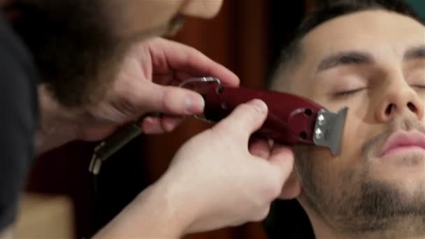 Barbier rasage et modélisation barbe à la salo de cheveux — Video