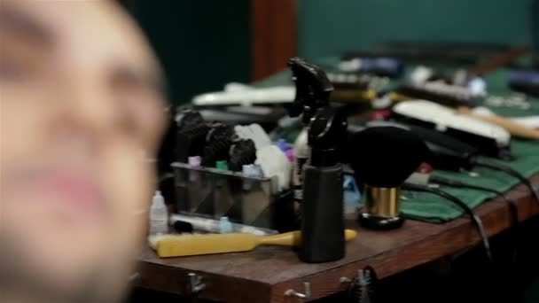 Мужчина парикмахер делает стрижку бороды взрослых мужчин в мужской парикмахерской — стоковое видео