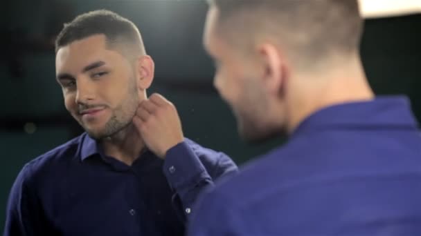 Der Mann streichelte seinen Bart, nachdem er sie im Friseursalon gepflegt hatte — Stockvideo