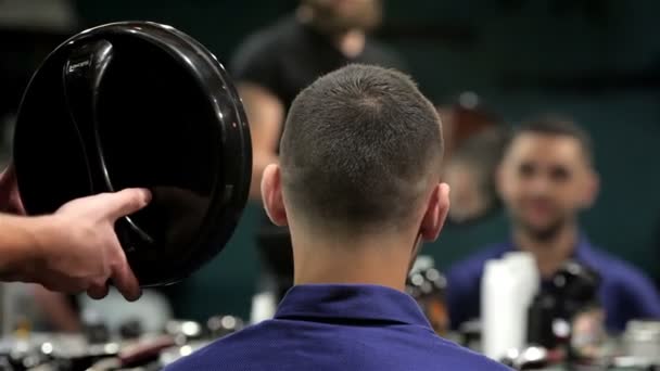 Peluquero muestra corte de pelo corto con espejo — Vídeos de Stock