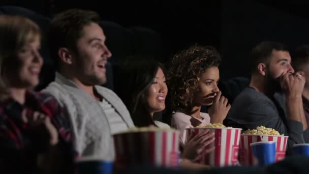 Un grupo de personas viendo una película mostrando emociones — Vídeos de Stock