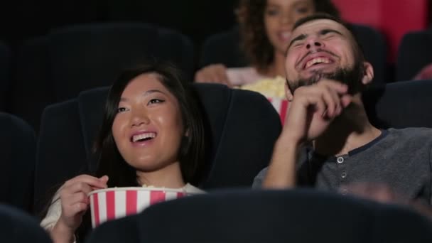 Casal no cinema assistindo a um filme — Vídeo de Stock