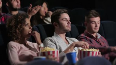 bir grup insan duygu gösteren film izliyor