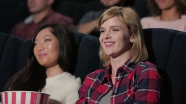 Asya film izlerken kız arkadaşı için fısıldıyor