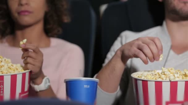 Couple in cinema theater eating popcorn — Stock Video