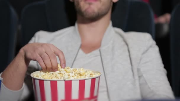 Pareja en cine viendo una película — Vídeo de stock