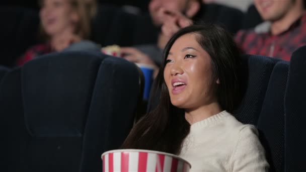 A menina mostra emoções durante de um melodrama — Vídeo de Stock