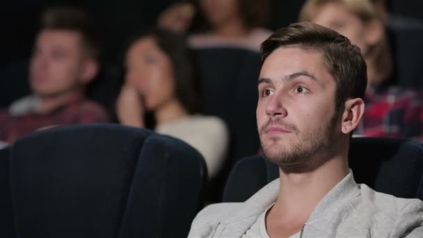 Un fan film maschio guardando una storia di film — Video Stock