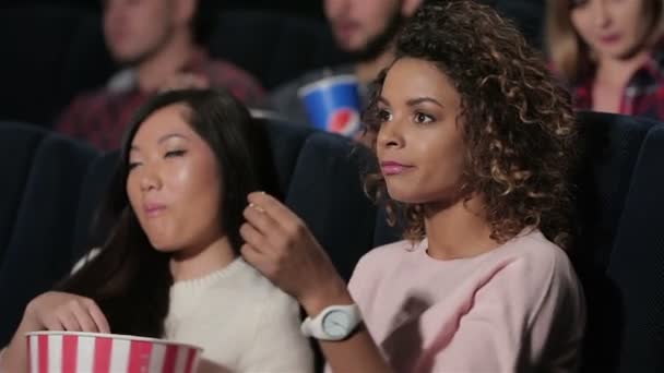 Девушки обсуждают фильм во время просмотра — стоковое видео