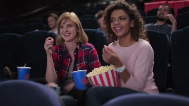 Film izleyen gülümseyen bir grup insan