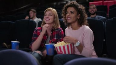 Patlamış mısır yemek ve film izlerken kadın