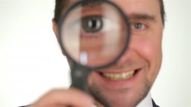 İş adamı büyüteçle bakıyor