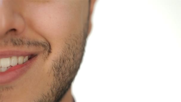 Αρσενικό χωρίς ξυρισμένη πρόσωπο και χαμόγελο — Αρχείο Βίντεο