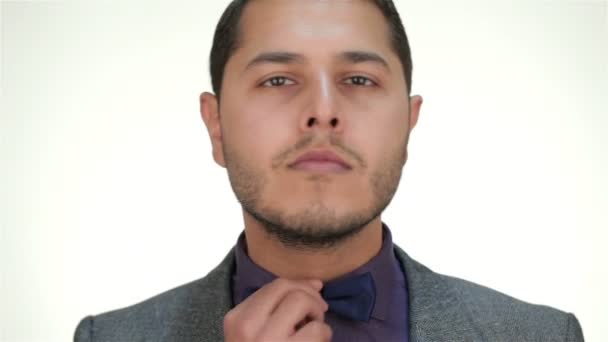 O macho bem vestido endireita gravata arco — Vídeo de Stock