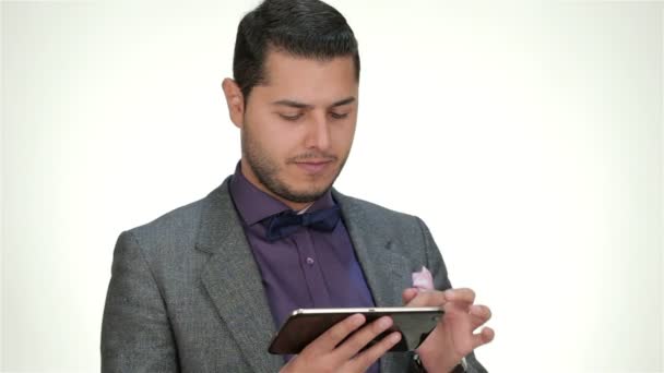 Homme d'affaires utilisant une tablette — Video