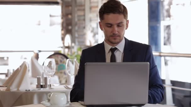 Hombre usando portátil a la hora del almuerzo — Vídeos de Stock