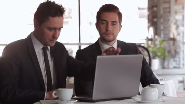 Twee zakenmensen tijdens de lunch — Stockvideo