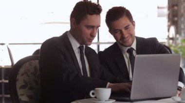 Öğle yemeğinde dizüstü bilgisayar kullanan işadamı