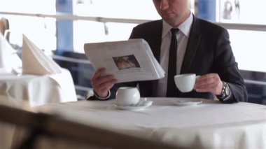 kahve içme ve gazete okuma