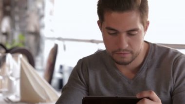 Erkek bir tablet kullanır