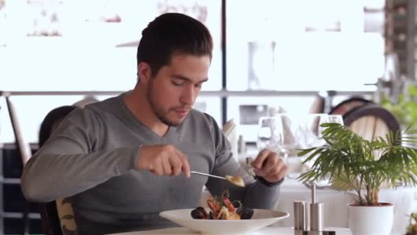 Casual vestido homem comer salada — Vídeo de Stock