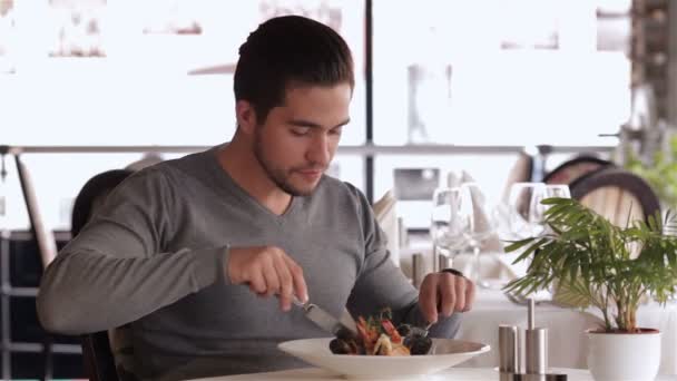 Empresario come ensalada en un restaurante — Vídeo de stock