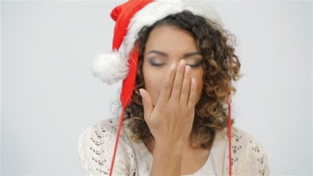 Senhora atraente em Papai Noel faz soprar um beijo — Vídeo de Stock