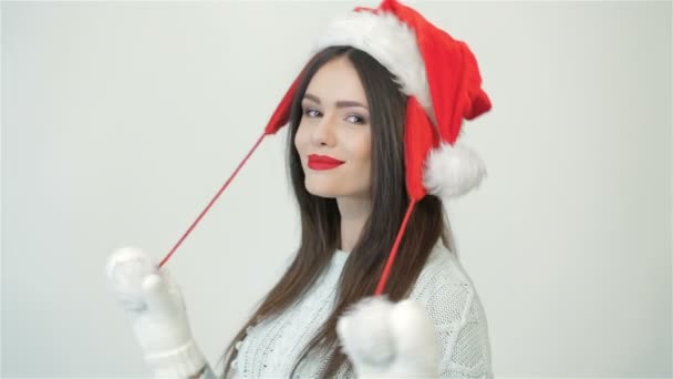 Όμορφη γυναίκα με καπέλο Χριστούγεννα θέτουν — Αρχείο Βίντεο