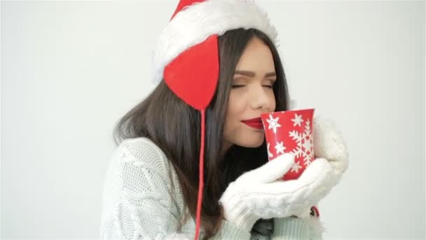 Santa chica sosteniendo taza de café rojo — Vídeos de Stock