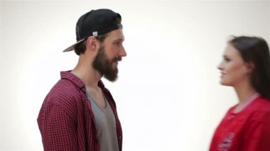 Çift hipsters, erkek ve kadın sarılma