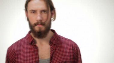 Stüdyoda poz veren hippi tarzı genç bir adam.