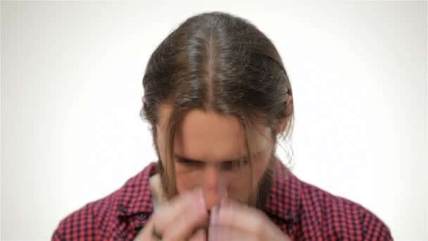 Fiatal szakállas ember csípő, modell haját, elegáns fiatalember — Stock videók